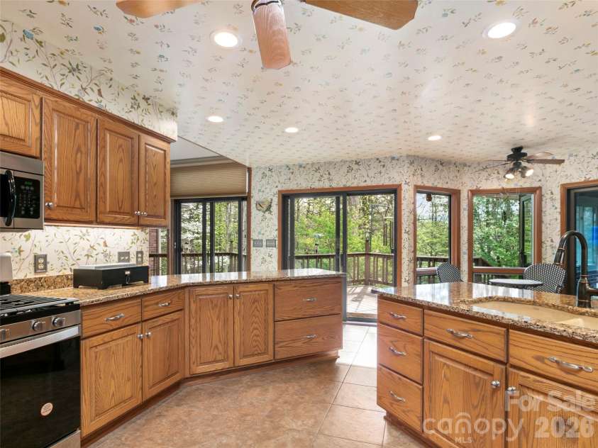 37 Hamilton Drive, Hendersonville, NC 28739.  MLS# CAR4372073, YatesRealty ID 35541. 