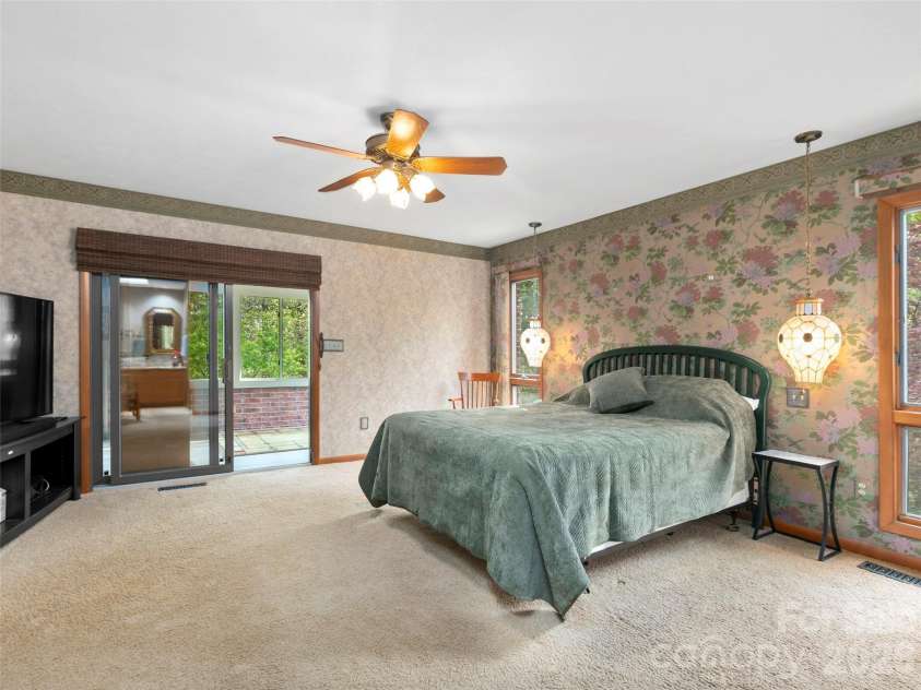 37 Hamilton Drive, Hendersonville, NC 28739.  MLS# CAR4372073, YatesRealty ID 35541. 