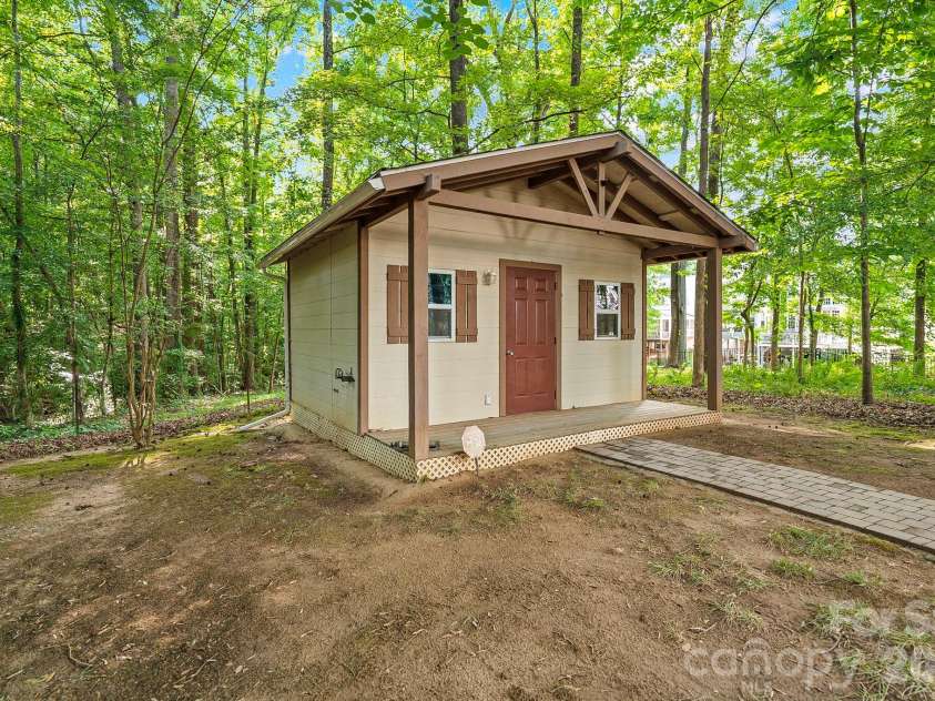 10108 Squires Way, Cornelius, NC 28031.  MLS# CAR4395333, YatesRealty ID 35544. 