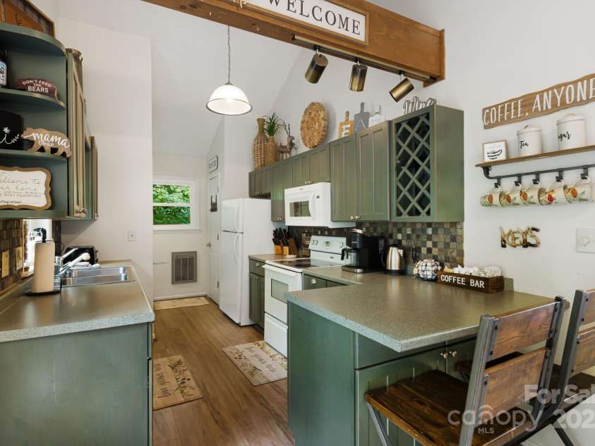 103 Maple Lane, Beech Mountain, NC 28604.  MLS# CAR4284686, YatesRealty ID 35546. Kitchen – Detail View