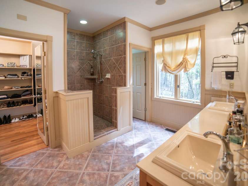 1513 Brentwood Place, Morganton, NC 28655.  MLS# CAR4307275, YatesRealty ID 35546. Primary Bath