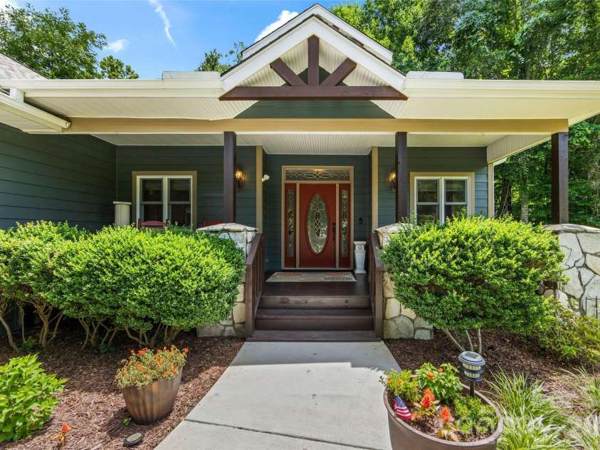435 Stepping Stone Lane, Waynesville, NC 28786.  MLS# CAR4399751, YatesRealty ID 35549. Front entrance