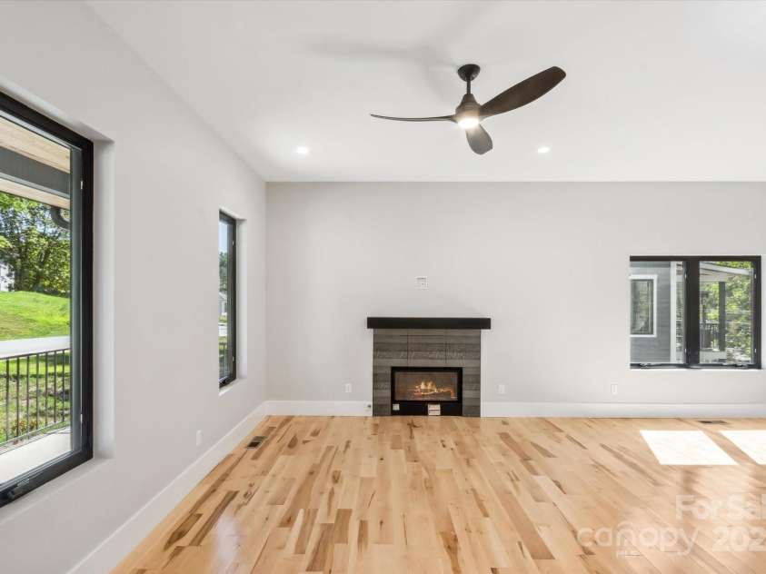 207 Torch Light Way, Asheville, NC 28806.  MLS# CAR4159369, YatesRealty ID 3555. Living Room