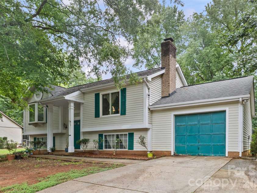 9108 Touchstone Lane, Charlotte, NC 28227.  MLS# CAR4398386, YatesRealty ID 35552. 