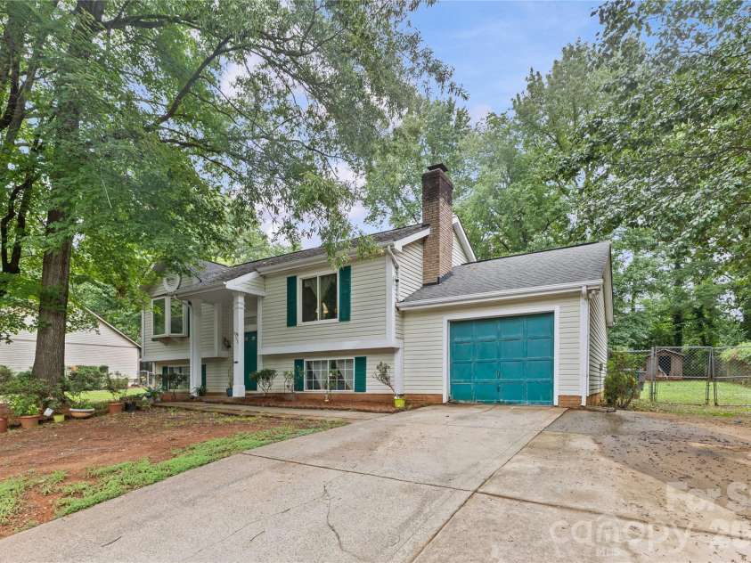 9108 Touchstone Lane, Charlotte, NC 28227.  MLS# CAR4398386, YatesRealty ID 35552. 