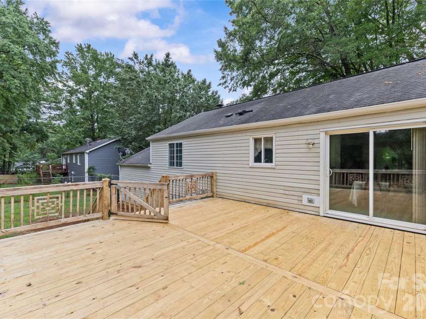 9108 Touchstone Lane, Charlotte, NC 28227.  MLS# CAR4398386, YatesRealty ID 35552. 