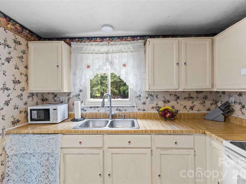 9108 Touchstone Lane, Charlotte, NC 28227.  MLS# CAR4398386, YatesRealty ID 35552. 