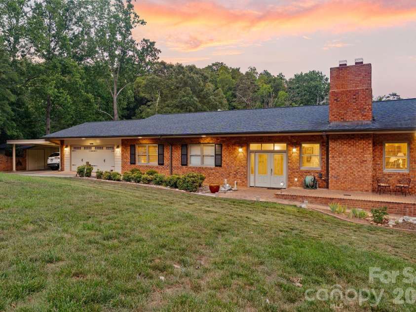 6296 Southlake Drive, Hickory, NC 28601.  MLS# CAR4400740, YatesRealty ID 35558. 