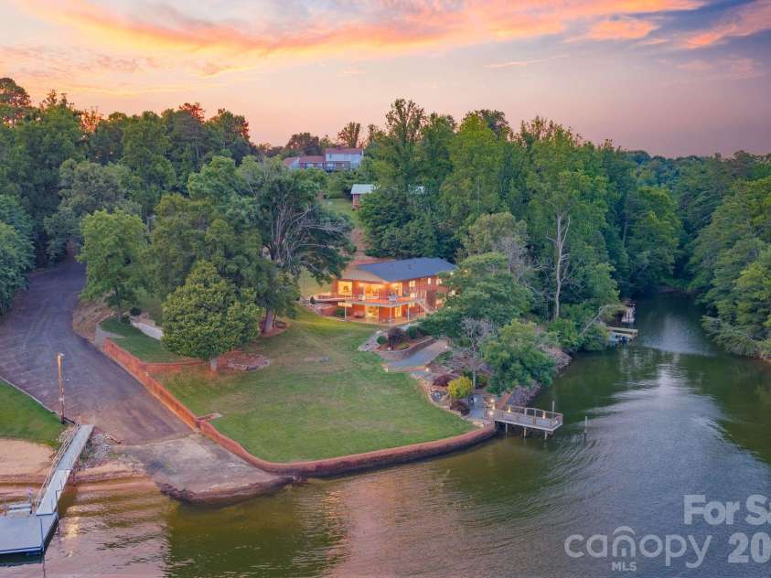 6296 Southlake Drive, Hickory, NC 28601.  MLS# CAR4400740, YatesRealty ID 35558. 