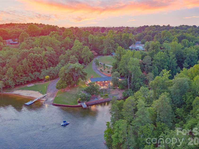 6296 Southlake Drive, Hickory, NC 28601.  MLS# CAR4400740, YatesRealty ID 35558. 
