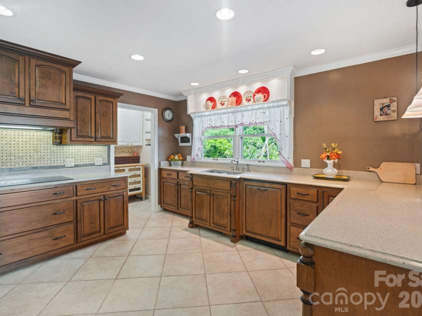 6296 Southlake Drive, Hickory, NC 28601.  MLS# CAR4400740, YatesRealty ID 35558. 