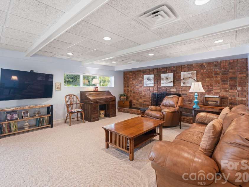 6296 Southlake Drive, Hickory, NC 28601.  MLS# CAR4400740, YatesRealty ID 35558. 