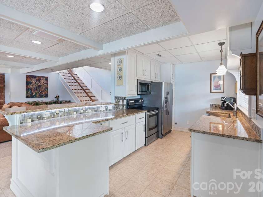 6296 Southlake Drive, Hickory, NC 28601.  MLS# CAR4400740, YatesRealty ID 35558. 