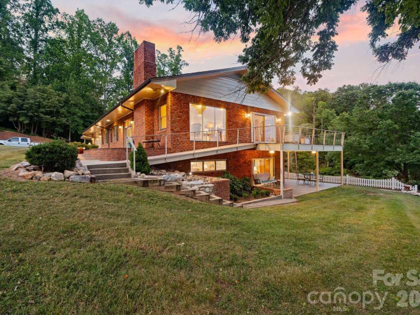 6296 Southlake Drive, Hickory, NC 28601.  MLS# CAR4400740, YatesRealty ID 35558. 