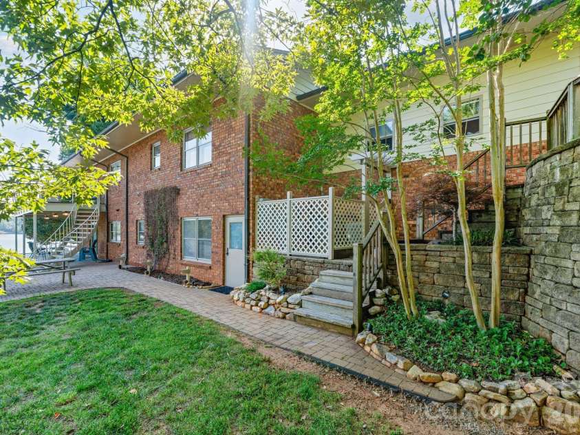 6296 Southlake Drive, Hickory, NC 28601.  MLS# CAR4400740, YatesRealty ID 35558. 