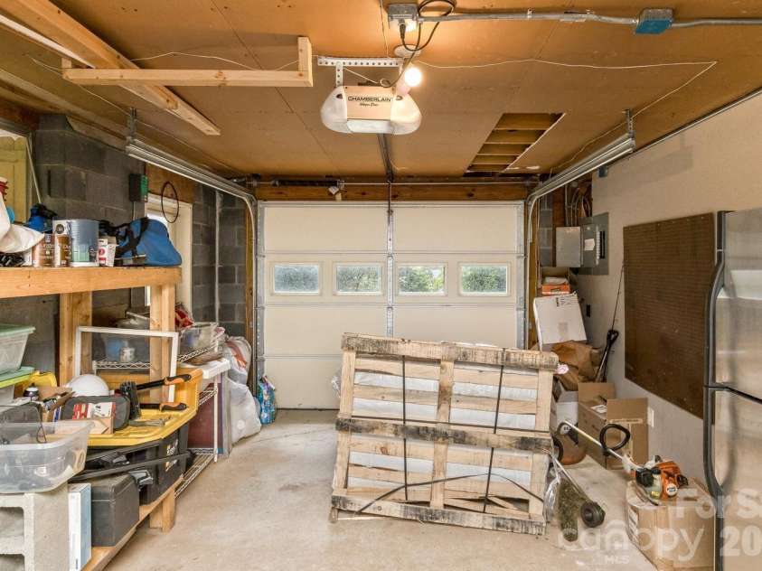 17 Rhododendron Place, Asheville, NC 28805.  MLS# CAR4399647, YatesRealty ID 35559. 1 car garage