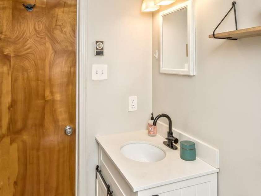 17 Rhododendron Place, Asheville, NC 28805.  MLS# CAR4399647, YatesRealty ID 35559. 