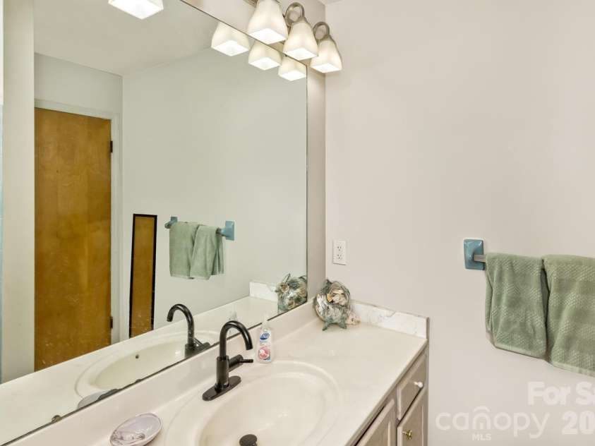 17 Rhododendron Place, Asheville, NC 28805.  MLS# CAR4399647, YatesRealty ID 35559. 