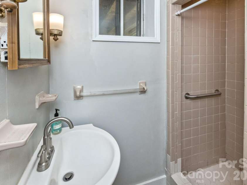 17 Rhododendron Place, Asheville, NC 28805.  MLS# CAR4399647, YatesRealty ID 35559. 