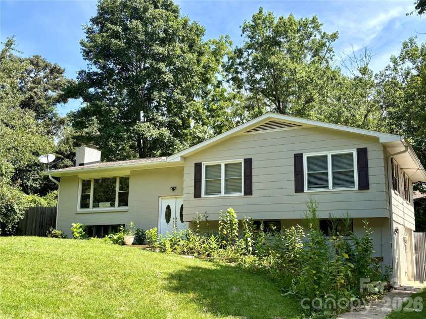 17 Rhododendron Place, Asheville, NC 28805.  MLS# CAR4399647, YatesRealty ID 35559. Front of home