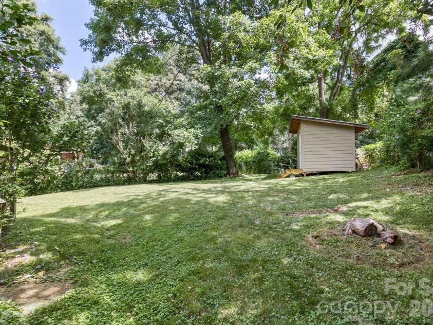 17 Rhododendron Place, Asheville, NC 28805.  MLS# CAR4399647, YatesRealty ID 35559. Fully Fenced yard