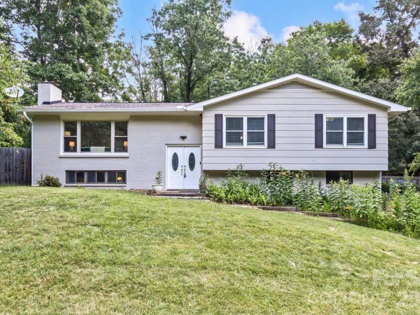 17 Rhododendron Place, Asheville, NC 28805.  MLS# CAR4399647, YatesRealty ID 35559. Large front yard