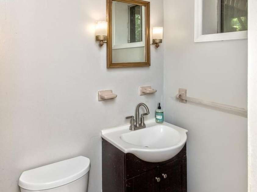 17 Rhododendron Place, Asheville, NC 28805.  MLS# CAR4399647, YatesRealty ID 35559. Lower level bath