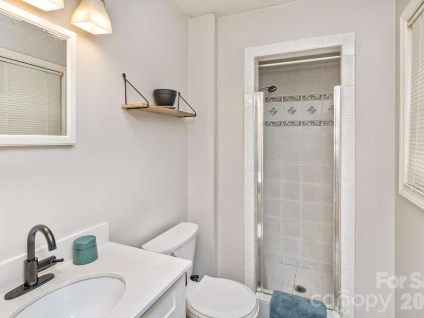 17 Rhododendron Place, Asheville, NC 28805.  MLS# CAR4399647, YatesRealty ID 35559. Primary bedroom bath