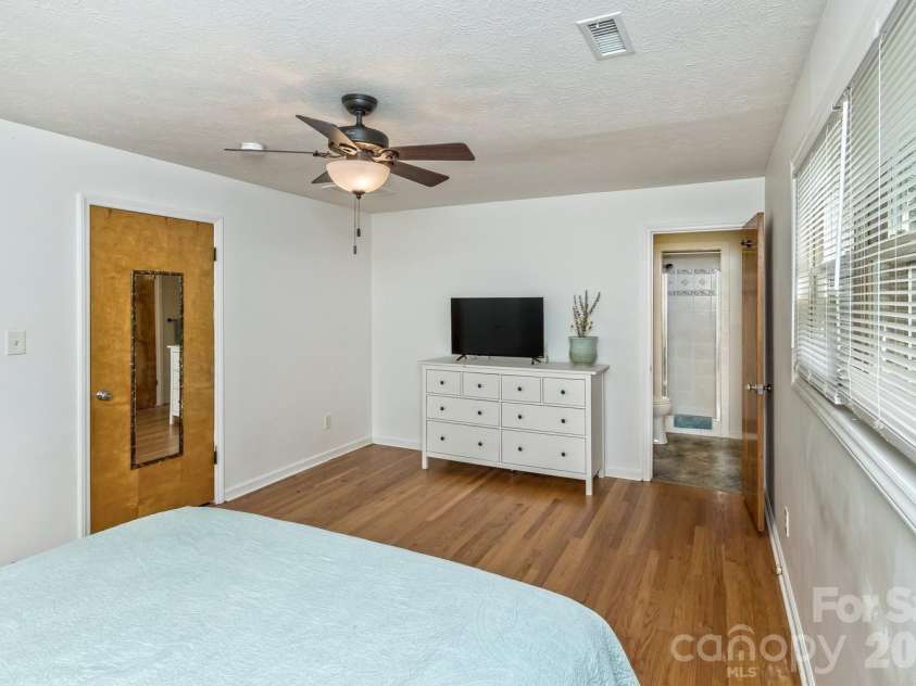 17 Rhododendron Place, Asheville, NC 28805.  MLS# CAR4399647, YatesRealty ID 35559. Spacious !