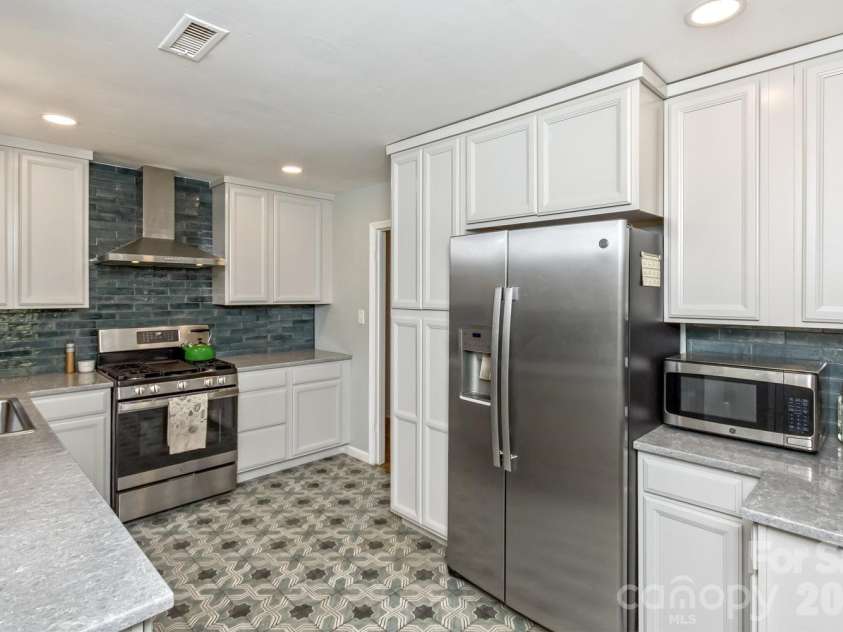 17 Rhododendron Place, Asheville, NC 28805.  MLS# CAR4399647, YatesRealty ID 35559. Special touches throughout