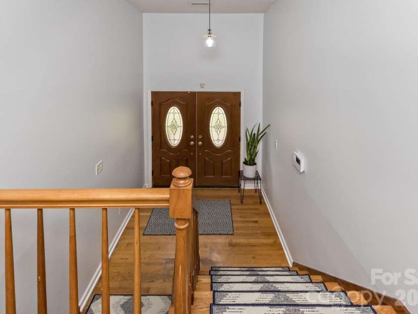 17 Rhododendron Place, Asheville, NC 28805.  MLS# CAR4399647, YatesRealty ID 35559. Split level entry way
