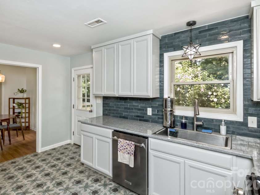 17 Rhododendron Place, Asheville, NC 28805.  MLS# CAR4399647, YatesRealty ID 35559. Stylized tile