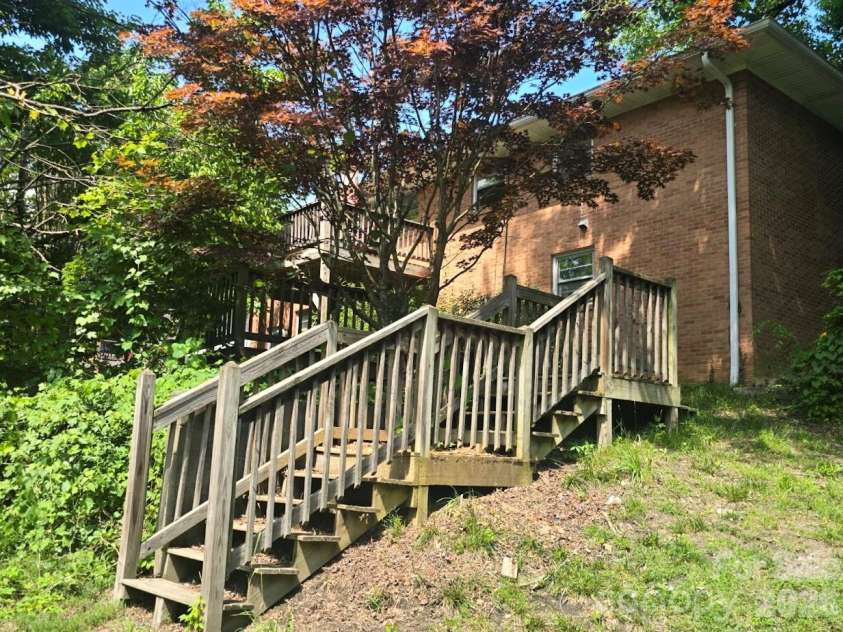 629 Willow Road, Hendersonville, NC 28739.  MLS# CAR4396898, YatesRealty ID 35569. 