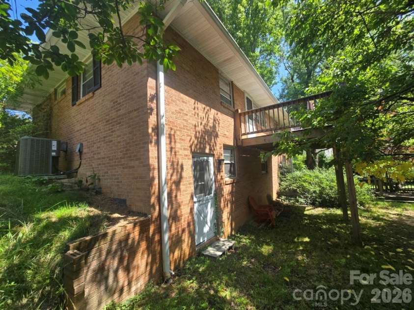 629 Willow Road, Hendersonville, NC 28739.  MLS# CAR4396898, YatesRealty ID 35569. 