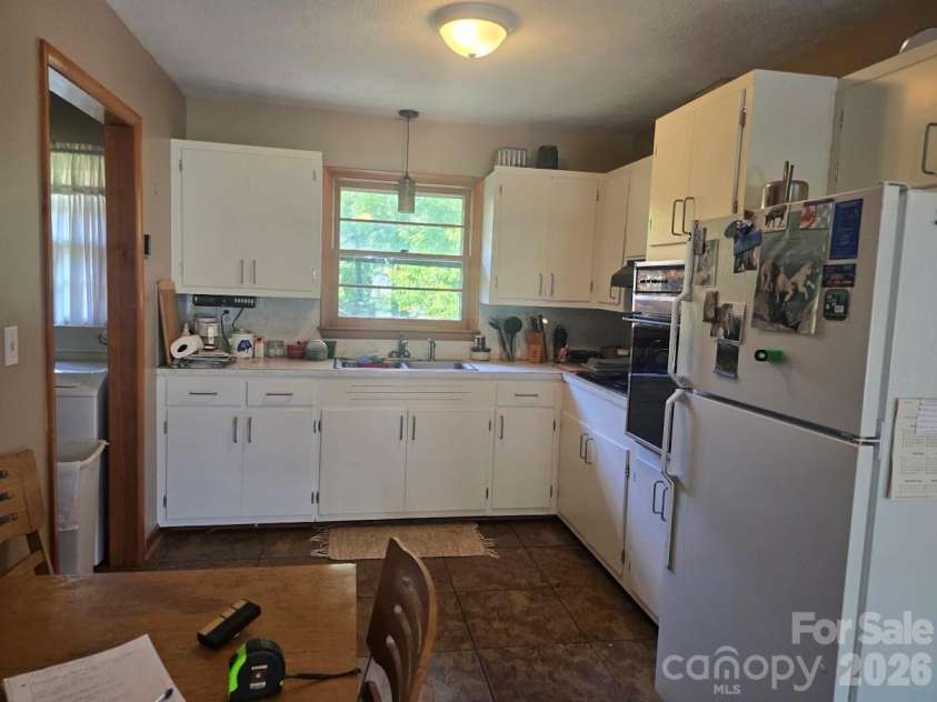629 Willow Road, Hendersonville, NC 28739.  MLS# CAR4396898, YatesRealty ID 35569. 