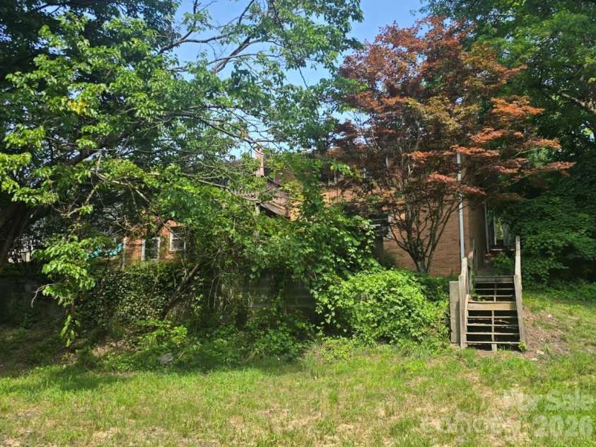629 Willow Road, Hendersonville, NC 28739.  MLS# CAR4396898, YatesRealty ID 35569. 