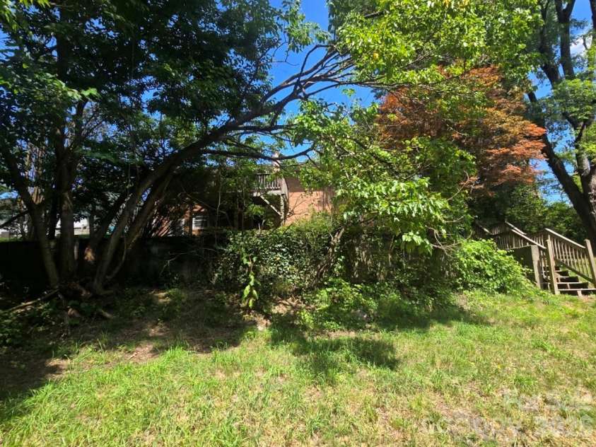 629 Willow Road, Hendersonville, NC 28739.  MLS# CAR4396898, YatesRealty ID 35569. 