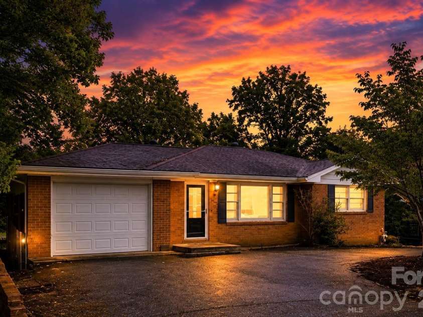 629 Willow Road, Hendersonville, NC 28739.  MLS# CAR4396898, YatesRealty ID 35569. 