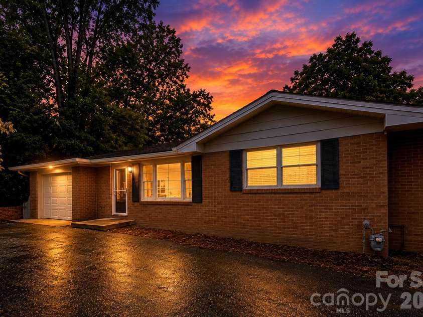 629 Willow Road, Hendersonville, NC 28739.  MLS# CAR4396898, YatesRealty ID 35569. 