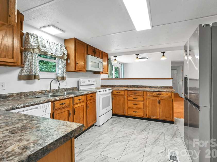 10 Canyon Cove, Candler, NC 28715.  MLS# CAR4400495, YatesRealty ID 35575. Large and Spacious Counters