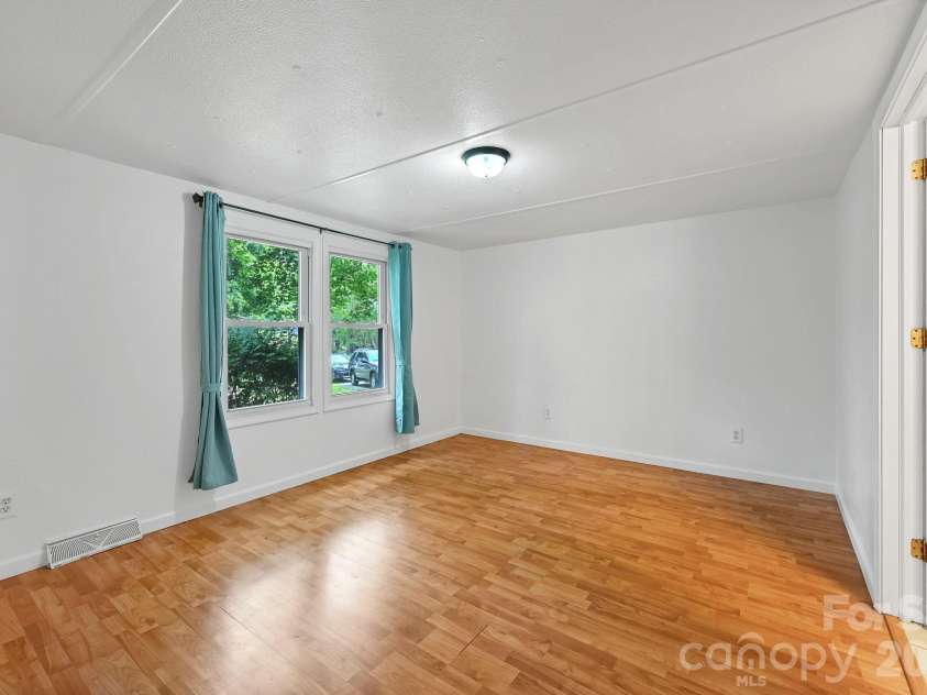 10 Canyon Cove, Candler, NC 28715.  MLS# CAR4400495, YatesRealty ID 35575. Large Primary Bedroom