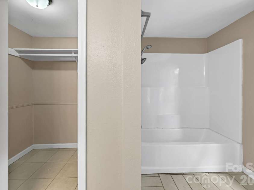 10 Canyon Cove, Candler, NC 28715.  MLS# CAR4400495, YatesRealty ID 35575. Primary Bathroom with Walk In Closet