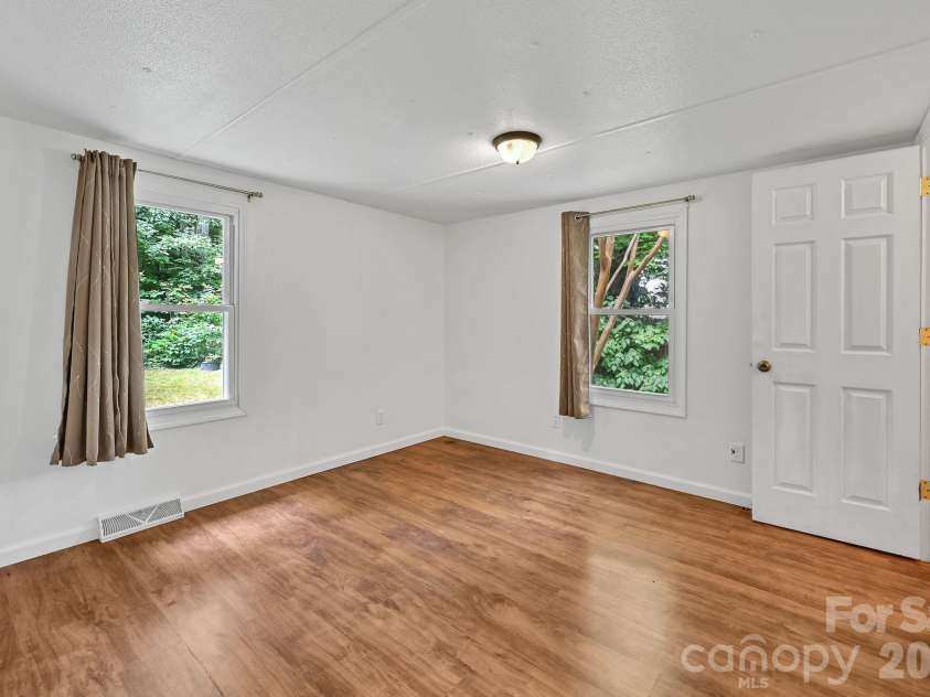 10 Canyon Cove, Candler, NC 28715.  MLS# CAR4400495, YatesRealty ID 35575. Second Bedroom with Walk In Closet