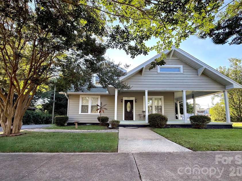 302 College Avenue, Newton, NC 28658.  MLS# CAR4398499, YatesRealty ID 35578. 