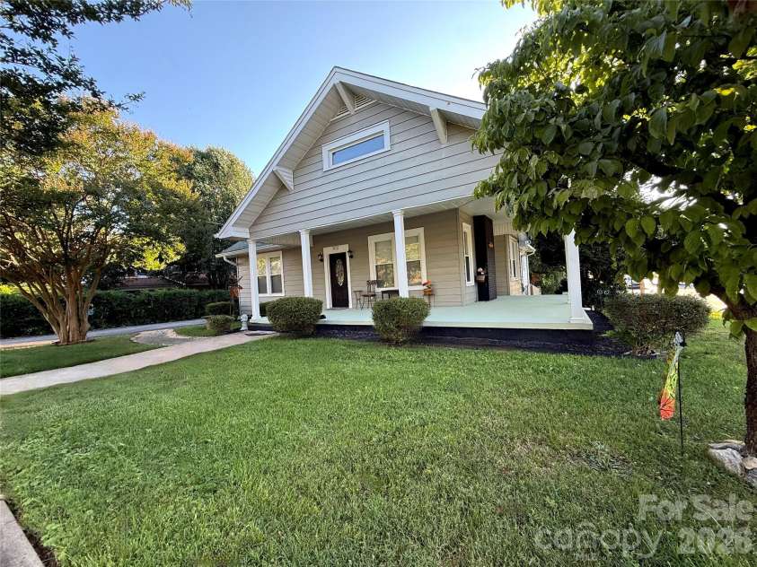 302 College Avenue, Newton, NC 28658.  MLS# CAR4398499, YatesRealty ID 35578. 