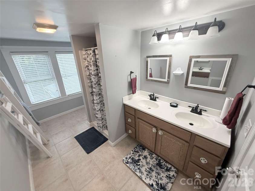 302 College Avenue, Newton, NC 28658.  MLS# CAR4398499, YatesRealty ID 35578. 
