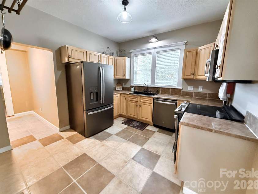 302 College Avenue, Newton, NC 28658.  MLS# CAR4398499, YatesRealty ID 35578. 