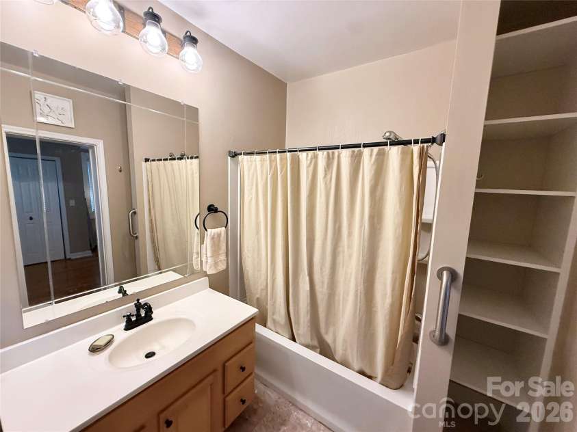 302 College Avenue, Newton, NC 28658.  MLS# CAR4398499, YatesRealty ID 35578. 