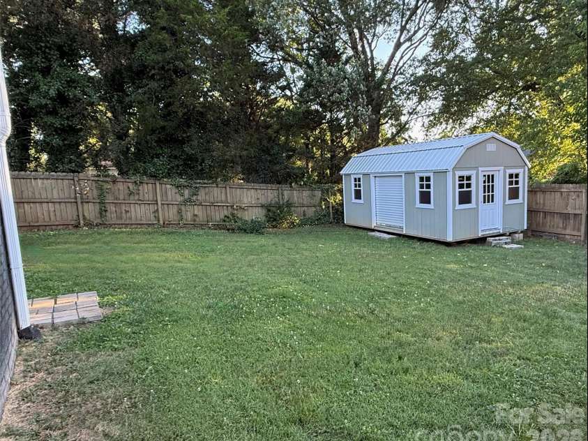302 College Avenue, Newton, NC 28658.  MLS# CAR4398499, YatesRealty ID 35578. 