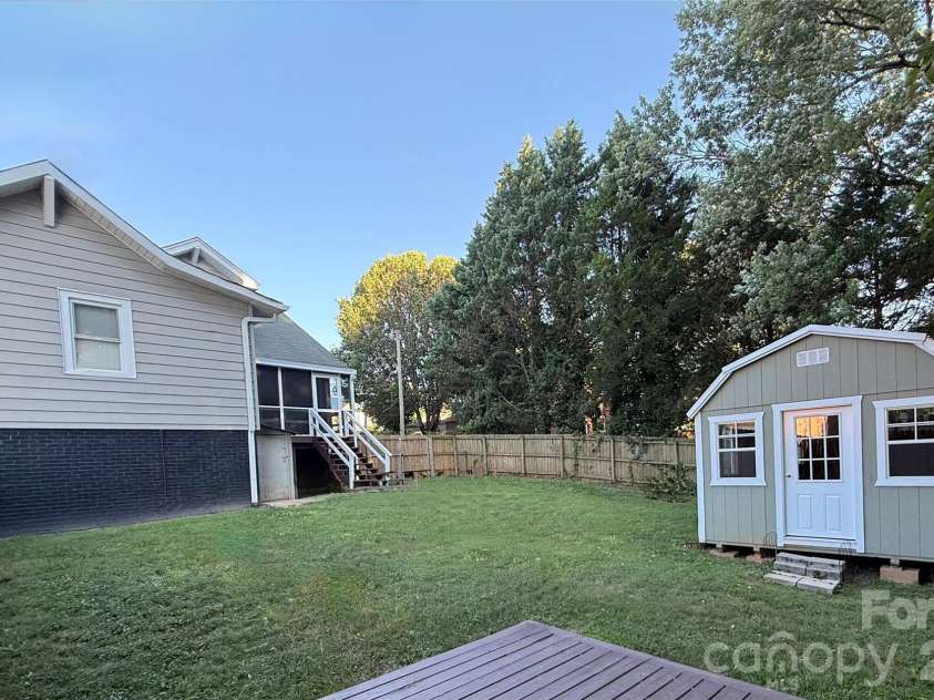 302 College Avenue, Newton, NC 28658.  MLS# CAR4398499, YatesRealty ID 35578. 